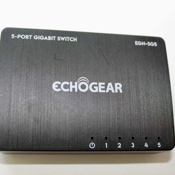 Expand your network's number of gigabit Ethernet ports with this unmanaged - Picture 6 of 8